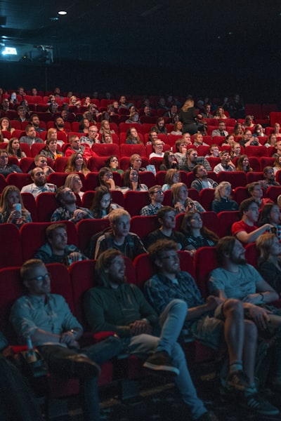 科幻悬疑剧《三体》海报，基于刘慈欣同名小说改编，讲述地球人类文明与三体文明的信息交流