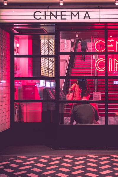 热门都市情感剧《繁花》海报，主演胡歌、马伊琍，讲述上世纪九十年代上海商界故事